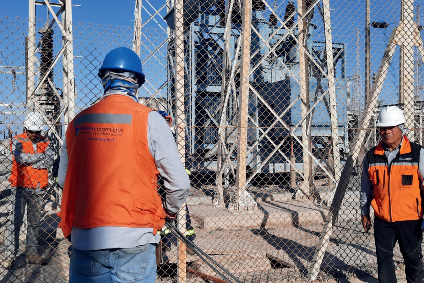Ingenieros Bexengroup trabajando en terreno